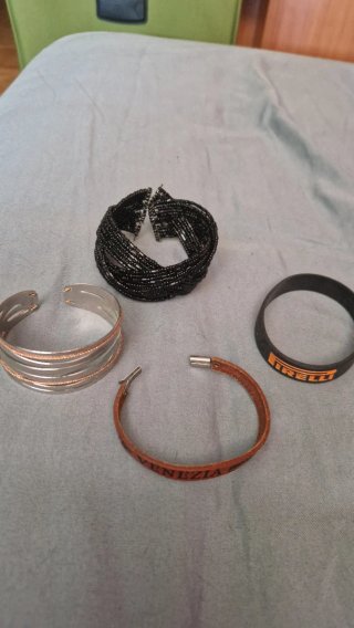 Conjunto Pulseras Metálica, Cuero y Cuentas