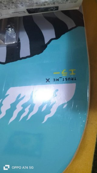 Monopatín nuevo con diseño gráfico