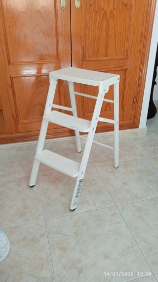 Escalera metálica 3 peldaños. Alto 62 cm. Ancho 34