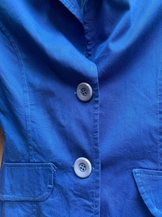 Blazer blu elettrico con dettagli a contrasto
