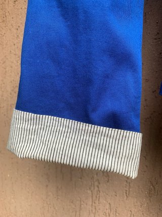 Blazer blu elettrico con dettagli a contrasto