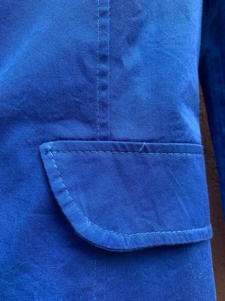 Blazer blu elettrico con dettagli a contrasto