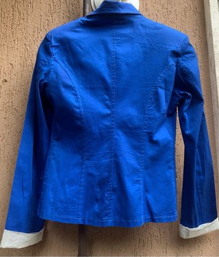 Blazer blu elettrico con dettagli a contrasto
