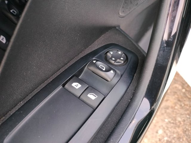 Peugeot 208 1.2L 82CV 2017