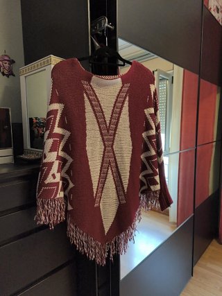 Poncho tejido con flecos