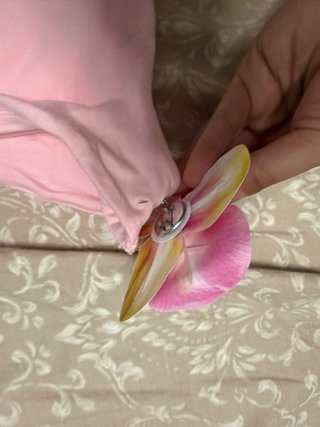 Camiseta rosa con detalle de flor