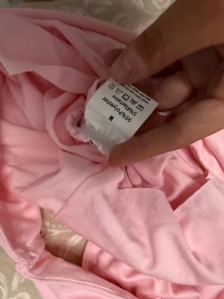 Camiseta rosa con detalle de flor