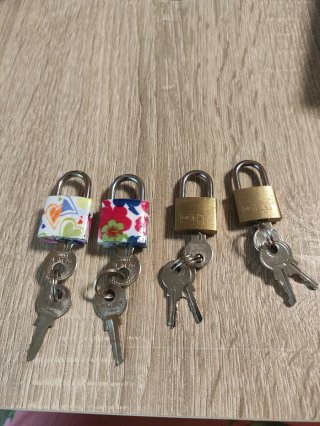 4 candados con llaves