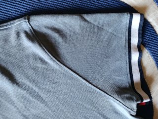 Polo Tommy Jeans.Gris Talla M