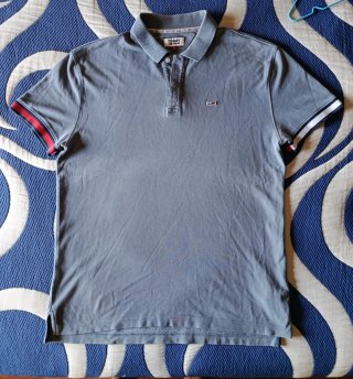 Polo Tommy Jeans.Gris Talla M