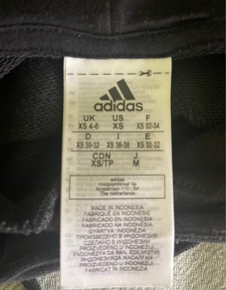 Sudadera negra Adidas con capucha