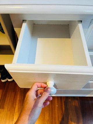 Mueble cajonero de madera blanca. Estado impecable