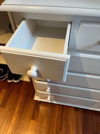 Mueble cajonero de madera blanca. Estado impecable