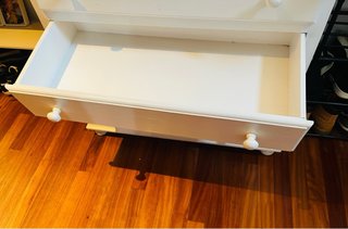 Mueble cajonero de madera blanca. Estado impecable
