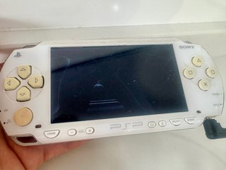 PSP-1004 e Nintendo DS Bianchi