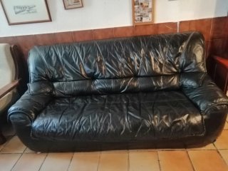 Divano in pelle nera a 3 posti