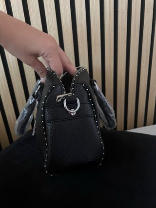 Bolso negro de cuero