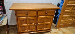 Mueble aparador de madera con cajones y puertas