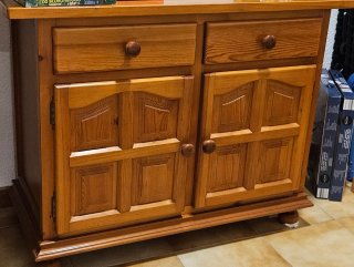 Mueble aparador de madera con cajones y puertas