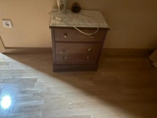 Mesita de noche de madera y mármol