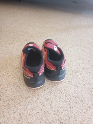 Zapatillas Salomon rosas y rojas
