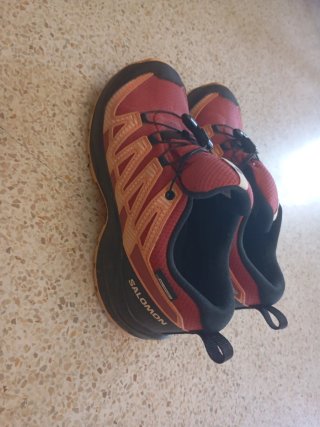 Zapatillas Salomon rosas y rojas