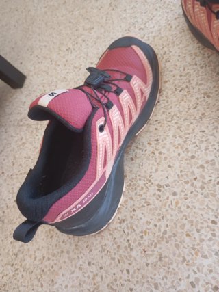 Zapatillas Salomon rosas y rojas
