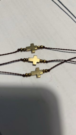 Pulsera con cruz dorada y cuentas