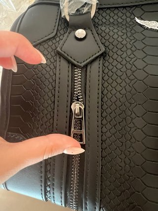 Bolso de mano negro con alas