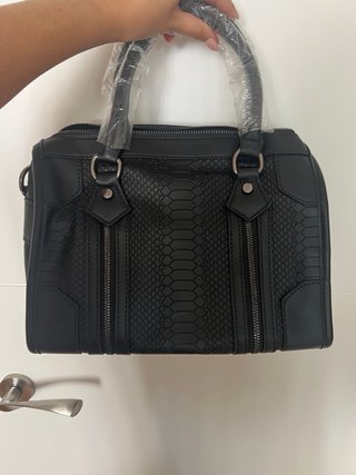 Bolso de mano negro con alas