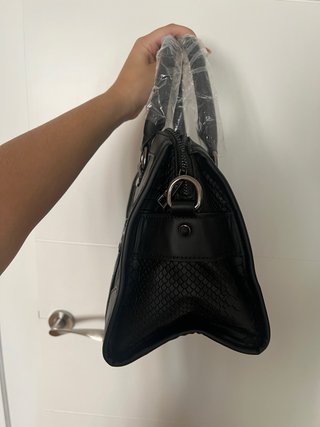 Bolso de mano negro con alas