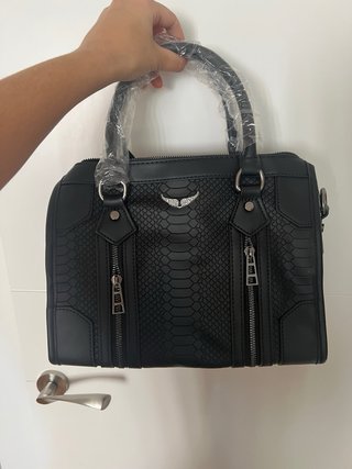 Bolso de mano negro con alas