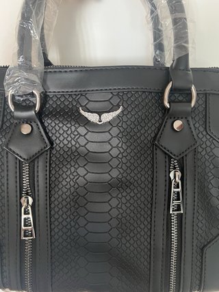 Bolso de mano negro con alas