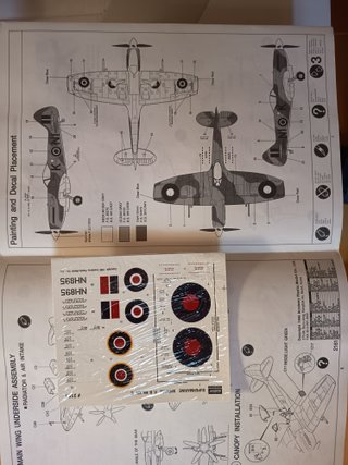 Maqueta Spitfire FR.Mk.XIVE (Academy, 1/48).