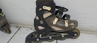 Patinetes en línea con mochila.