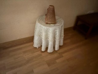 Mesita redonda con mantel de encaje