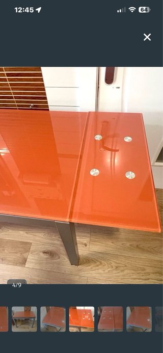 Mesa extensible cristal naranja + 2 banquetas