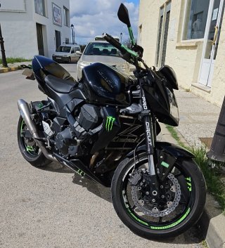 Kawasaki Z750 Negra y Verde
