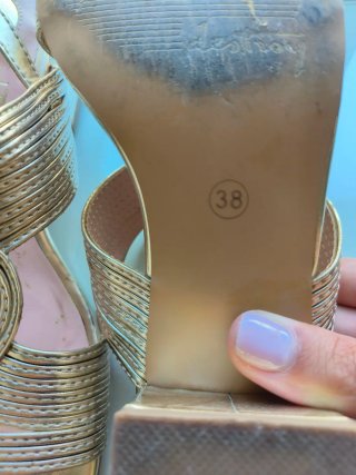 Sandalias doradas con tiras cruzadas