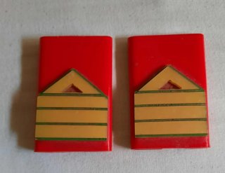 Insignias militares rojas y doradas