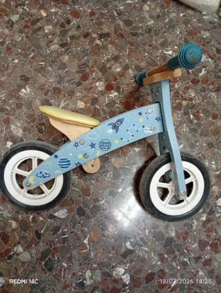 Bicicleta de madera infantil espacial