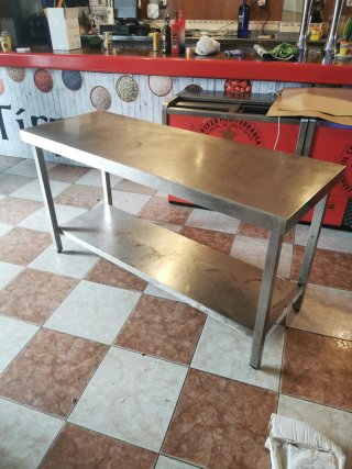 Mesa de acero inoxidable con estante