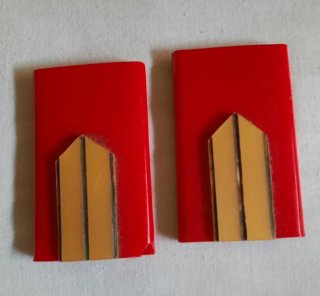 Insignias militares rojas y doradas