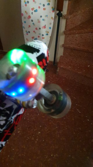 Monopatín con ruedas luminosas
