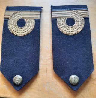 Insignias militares azul con detalles dorados