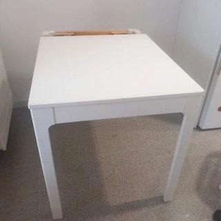Mesa blanca de madera