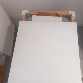 Mesa blanca de madera