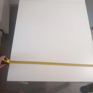 Mesa blanca de madera