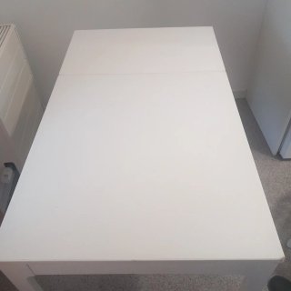 Mesa blanca de madera