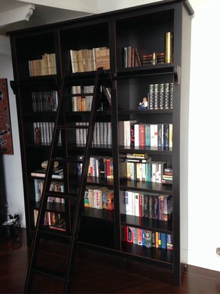 Estantería de color marrón oscuro   con escalera